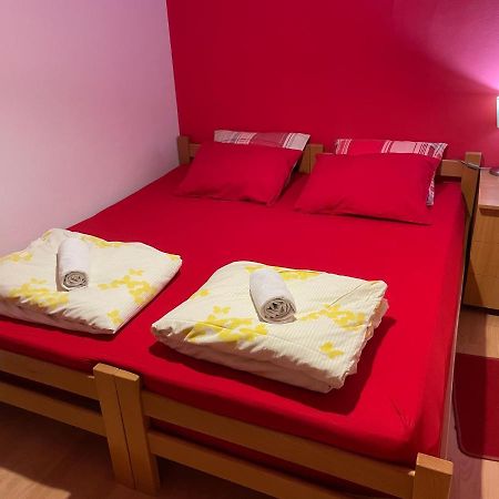 Skopje City Center Red Apartment Dış mekan fotoğraf