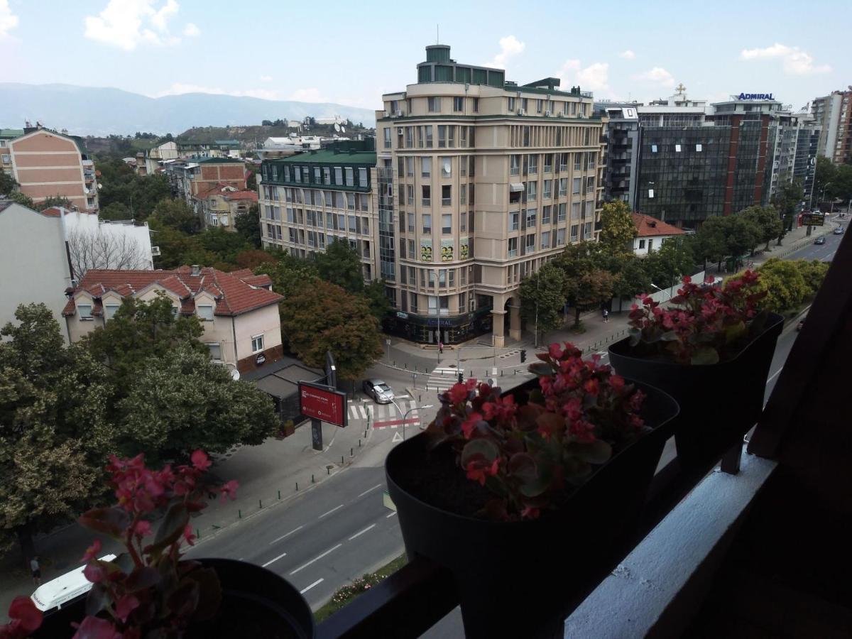 Skopje City Center Red Apartment Dış mekan fotoğraf